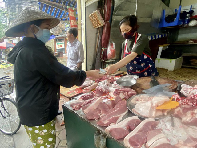  Lợn hơi tăng phi mã, 200.000 đồng chưa mua được 1kg thịt lợn - Ảnh 1.