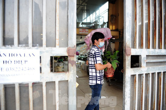  Chợ hoa lớn nhất Hà Nội đóng cửa chuyển sang bán hàng trực tuyến - Ảnh 1.