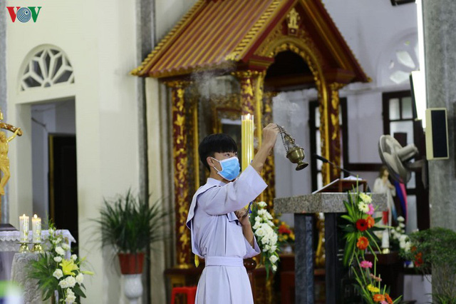 Ảnh: Nhà thờ ở Hà Nội vắng lặng dịp Lễ Phục sinh, tổ chức trực tuyến tránh Covid-19 - Ảnh 11.