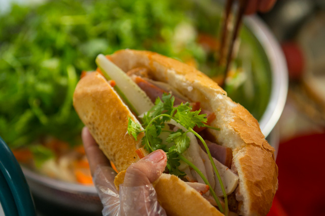 Bánh mì Việt Nam, hành trình từ ổ bánh “thượng lưu” cho đến món ăn đường phố làm kinh ngạc cả thế giới - Ảnh 29.