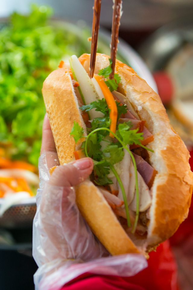 Bánh mì Việt Nam, hành trình từ ổ bánh “thượng lưu” cho đến món ăn đường phố làm kinh ngạc cả thế giới - Ảnh 30.